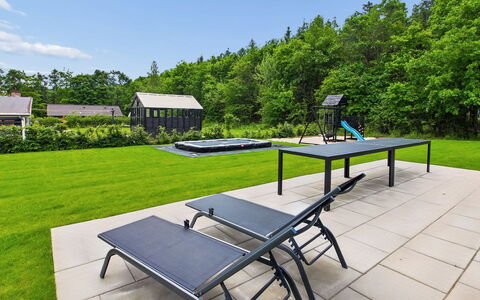 Biergh - 30Km from the Sea: Gartenmöbel, Strauch, Garten, Möbel, Grundstueck, Schatten, Tisch Im Freien, Landscaping, Rasen, Schwimmbad