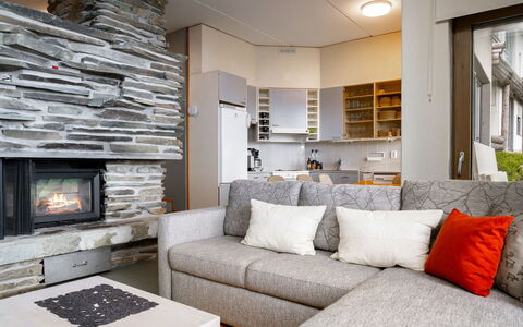 Rukatunturintie 8 G2: Möbel, Interior Design, Couch, Holz, Flooring, Wohnzimmer, Fussboden, Decke, Zimmer, Beleuchtung