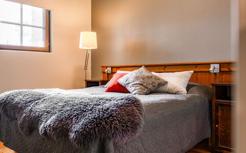 Rukatunturintie 8 G2: Bett, Möbel, Bedding, Schlafzimmer, Bettdecke, Interior Design, Wand, Linens, Holz, Fussboden