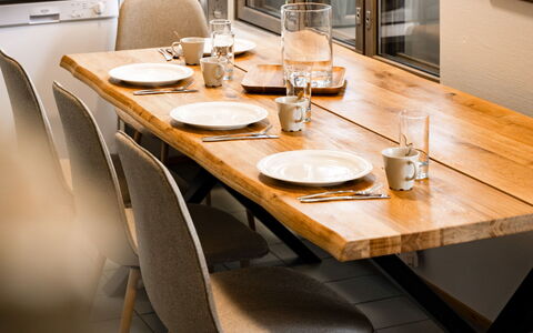 Rukatunturintie 8 G2: Möbel, Tabelle, Flooring, Holz, Interior Design, Küche & Esszimmer Tisch, Esszimmer, Geschirr, Fussboden, Stuhl