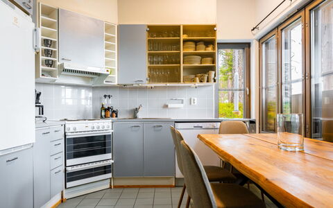 Rukatunturintie 8 G2: Küche, Möbel, Flooring, Interior Design, Küchengerät, Cabinetry, Holz, Countertop, Fussboden, Decke