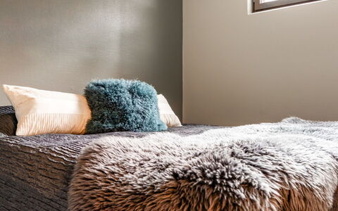 Rukatunturintie 8 G2: Schlafzimmer, Linens, Bettdecke, Bedding, Möbel, Textil, Bett, Braun, Fussboden, Decke