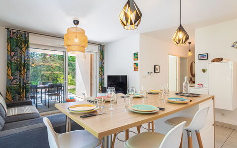 Lyloa: Möbel, Interior Design, Flooring, Stuhl, Tabelle, Holz, Decke, Küche & Esszimmer Tisch, Esszimmer, Zimmer