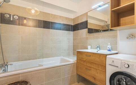 Lyloa: Flooring, Interior Design, Armatur, Badezimmer, Fussboden, Decke, Badezimmerschrank, Zapfhahn, Sinken, Installation