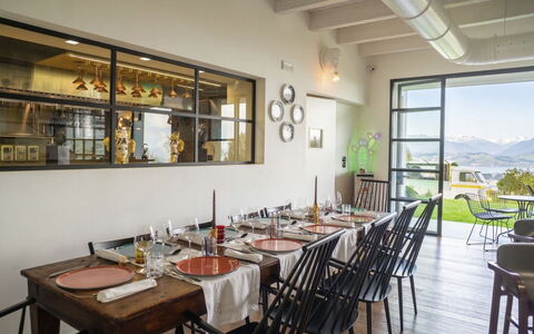 Idea 18: Möbel, Tabelle, Stuhl, Interior Design, Küche & Esszimmer Tisch, Flooring, Restaurant, Decke, Esszimmer, Glas
