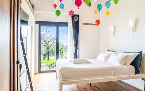 Idea 18: Möbel, Schlafzimmer, Interior Design, Bett, Holz, Bedding, Bettdecke, Beleuchtung, Fussboden, Zuhause