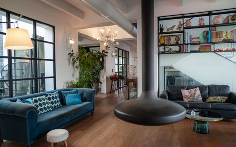 Idea 18: Möbel, Interior Design, Flooring, Fussboden, Holzboden, Holz, Couch, Decke, Tabelle, Wohnzimmer