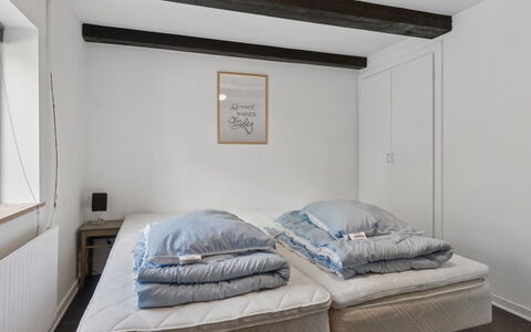 Hornbogi - 1Km from the Sea: Möbel, Schlafzimmer, Bett, Holz, Interior Design, Fussboden, Flooring, Bettdecke, Bedding, Decke