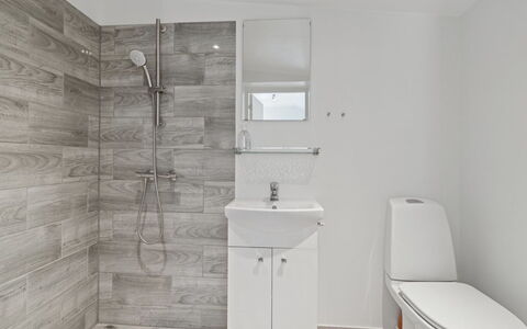 Hornbogi - 1Km from the Sea: Flooring, Fussboden, Armatur, Badezimmer, Interior Design, Toilleten Sitz, Toilette, Sinken, Installation, Fliese