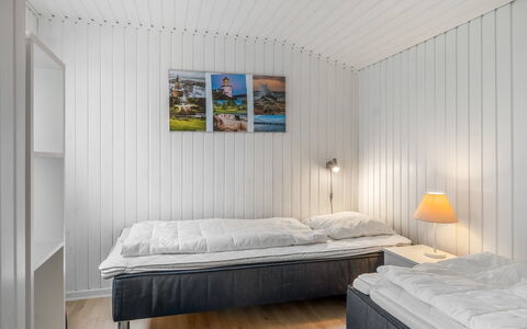 Thorsmod - 1.8Km from the Sea: Holz, Fussboden, Schlafzimmer, Decke, Bett, Bedding, Bettdecke, Bettrahmen, Hartholz, Planke