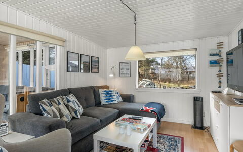 Thorsmod - 1.8Km from the Sea: Möbel, Holz, Interior Design, Flooring, Fussboden, Stuhl, Zimmer, Decke, Wohnzimmer, Wohnung