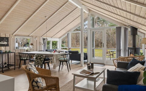 Saija - 2.1Km from the Sea: Möbel, Interior Design, Holz, Decke, Stuhl, Flooring, Wohnzimmer, Fussboden, Küche & Esszimmer Tisch, Holzboden