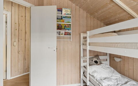 Saija - 2.1Km from the Sea: Holz, Zuhause, Schlafzimmer, Interior Design, Fussboden, Flooring, Decke, Bett, Zimmer, Tür