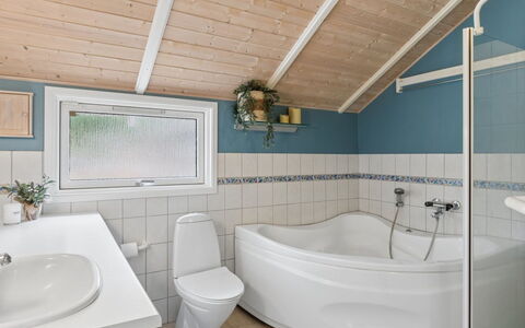 Saija - 2.1Km from the Sea: Armatur, Interior Design, Flooring, Badezimmer, Fussboden, Decke, Badewanne, Sinken, Zapfhahn, Installation
