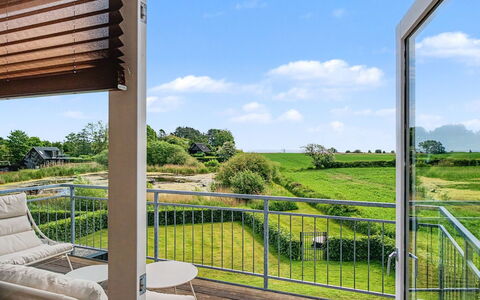 Angret - 380M from the Sea: Grundstueck, Veranda, Balkon, Verbundwerkstoff, Deck, Schatten, Garten, Stuhl, Hartholz, Holzbeize