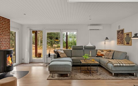 Leonor - 1.8Km from the Sea: Couch, Flooring, Möbel, Holz, Fussboden, Wohnzimmer, Interior Design, Zuhause, Holzboden