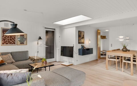Leonor - 1.8Km from the Sea: Möbel, Interior Design, Flooring, Wand, Fussboden, Light Fixture, Holz, Couch, Decke, Wohnzimmer