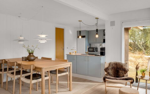 Leonor - 1.8Km from the Sea: Möbel, Flooring, Interior Design, Holz, Light Fixture, Küche & Esszimmer Tisch, Fussboden, Decke, Esszimmer, Stuhl