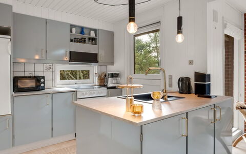 Leonor - 1.8Km from the Sea: Küche, Interior Design, Countertop, Küchengerät, Light Fixture, Decke, Cabinetry, Beleuchtung, Major Appliance, Möbel
