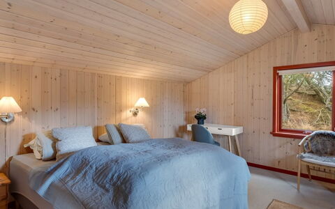 Leonor - 1.8Km from the Sea: Interior Design, Möbel, Schlafzimmer, Holz, Decke, Flooring, Bett, Fussboden, Light Fixture, Bettdecke