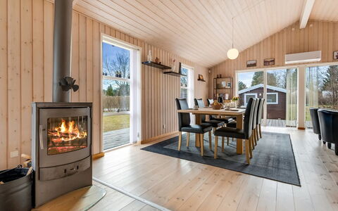 Vilhelm - 7.5Km from the Sea: Holz, Flooring, Fussboden, Holzboden, Möbel, Haushaltsgerät, Hartholz, Feuerstelle, Wohnzimmer, Laminatboden