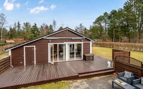 Vilhelm - 7.5Km from the Sea: Holz, Zuhause, Dach, Hütte, Haus, Abstellgleis, Deck, Hartholz, Tür, Veranda