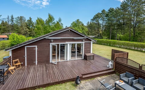 Vilhelm - 7.5Km from the Sea: Holz, Haus, Zuhause, Hütte, Dach, Deck, Veranda, Abstellgleis, Hartholz, Planke