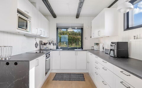 Gertina - 100M from the Sea: Küche, Countertop, Küchengerät, Major Appliance, Interior Design, Cabinetry, Decke, Flooring, Haushaltsgerät, Sinken