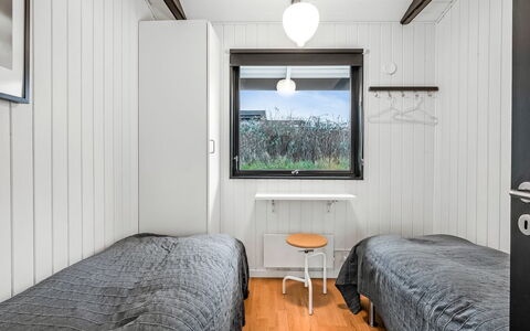 Gertina - 100M from the Sea: Schlafzimmer, Holz, Bett, Bettdecke, Decke, Fussboden, Bedding, Flooring, Interior Design, Bettrahmen