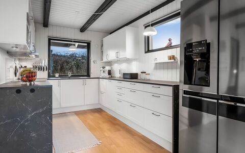 Gertina - 100M from the Sea: Küche, Küchengerät, Countertop, Major Appliance, Holz, Cabinetry, Haushaltsgerät, Flooring, Interior Design, Herd