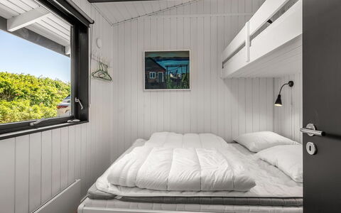 Gertina - 100M from the Sea: Schlafzimmer, Bett, Bettdecke, Bedding, Bettrahmen, Decke, Linens, Etagenbett, Kissen, Dekokissen