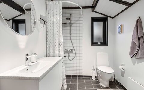 Gertina - 100M from the Sea: Badezimmer, Armatur, Sinken, Interior Design, Bad Sink, Flooring, Fussboden, Zapfhahn, Toilette, Installation