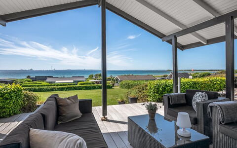 Gertina - 100M from the Sea: Zuhause, Dach, Haus, Tür, Hütte, Schatten, Garten, Ground, Veranda, Garten