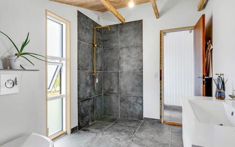 Ilda - 800M from the Sea: Flooring, Fussboden, Armatur, Installation, Fliese, Decke, Badezimmer, Zapfhahn, Sinken