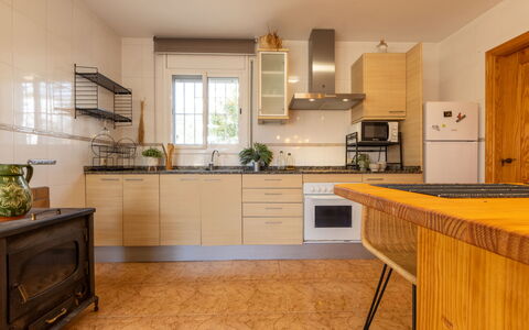 Juana: Küche, Countertop, Möbel, Cabinetry, Küchengerät, Flooring, Interior Design, Fussboden, Major Appliance, Holz