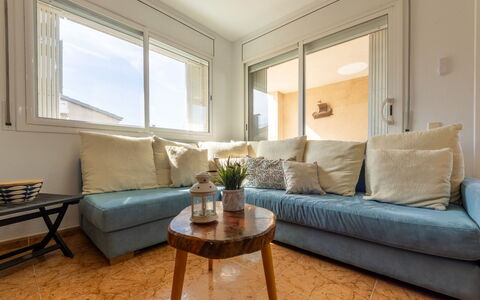 Juana: Möbel, Interior Design, Flooring, Wand, Couch, Fussboden, Holz, Zimmer, Decke, Wohnzimmer
