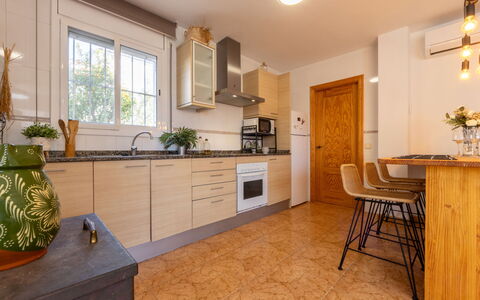 Juana: Küche, Countertop, Flooring, Möbel, Interior Design, Major Appliance, Holz, Fussboden, Cabinetry, Küchengerät