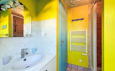 Maison Aristide Briand: Wand, Armatur, Interior Design, Flooring, Fussboden, Badezimmer, Installation, Decke, Zapfhahn, Sinken