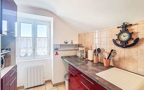 Maison Aristide Briand: Küche, Countertop, Flooring, Interior Design, Küchengerät, Cabinetry, Major Appliance, Fussboden, Möbel, Zuhause