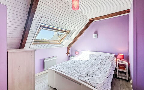 Maison Aristide Briand: Bett, Interior Design, Schlafzimmer, Bedding, Möbel, Fussboden, Bettdecke, Flooring, Holz, Decke