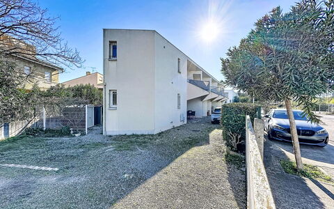 Le Mehari: Wohngebiet, Zuhause, Haus, Tür, Wohnung, Vorort, Balkon, Hof, Garten, Auffahrt