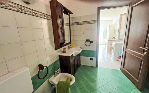 Villa Cecilia: Flooring, Fussboden, Interior Design, Armatur, Bad Sink, Badezimmer, Zapfhahn, Sinken, Installation, Zimmer