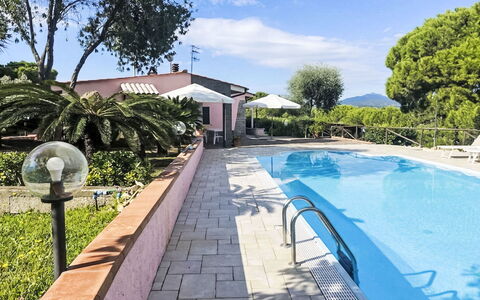 Villa Cecilia: Wohngebiet, Zuhause, Haus, Tür, Wohnung, Vorort, Balkon, Hof, Garten, Auffahrt