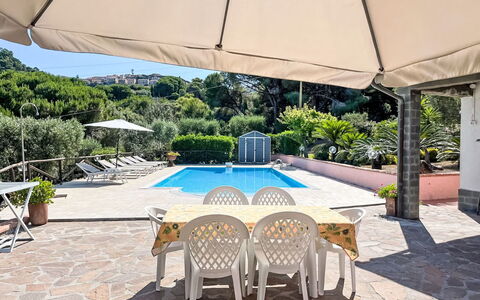 Villa Cecilia: Schwimmbad, Resort, Gartenmöbel, Eco Hotel, Freizeit, Regenschirm, Schatten, Hotel, Sonnenliege, Thermae