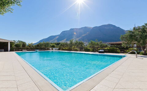 Villa Ophelia: Wasser, Schwimmbad, Bergforms, Berg, Resort, Gebirge, Freizeit, Eco Hotel, Ferienort, Gartenmöbel