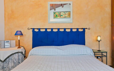 Villa Ophelia: Bett, Möbel, Schlafzimmer, Bedding, Bettdecke, Interior Design, Linens, Fussboden, Textil, Flooring