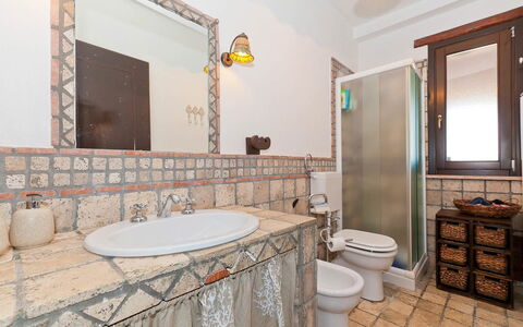Villa Ophelia: Armatur, Interior Design, Flooring, Fussboden, Sinken, Decke, Bad Sink, Badezimmer, Zapfhahn, Fliese