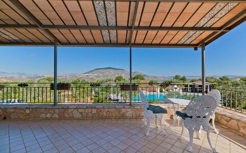 Villa Ophelia: Möbel, Stuhl, Schatten, Gartenmöbel, Schwimmbad, Resort, Veranda, Eco Hotel, Outdoor Struktur, Terrasse