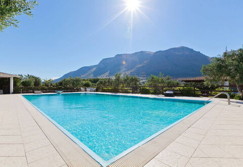 Villa Ophelia: Wasser, Schwimmbad, Bergforms, Berg, Resort, Gebirge, Freizeit, Eco Hotel, Ferienort, Gartenmöbel