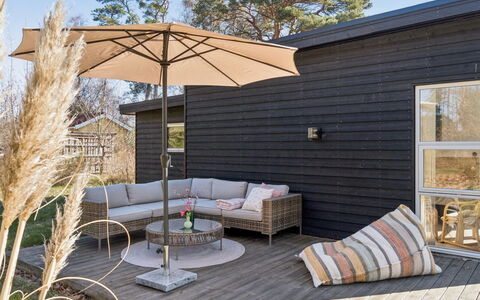 Svenja - 300M from the Sea: Decke, Flooring, Interior Design, Fussboden, Verbundwerkstoff, Möbel, Resort, Hotel, Design, Daylighting